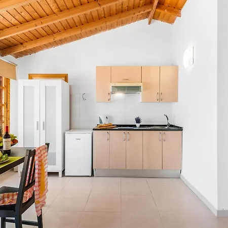101 Bright, Pool View And Air Conditioning *