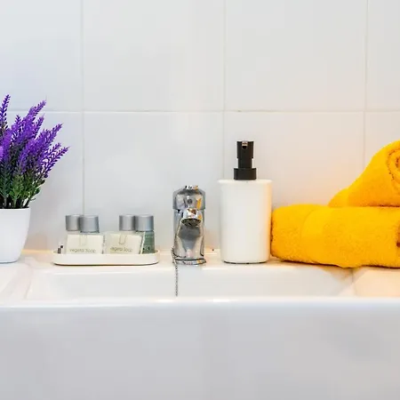 101 Bright, Pool View And Air Conditioning Apartment